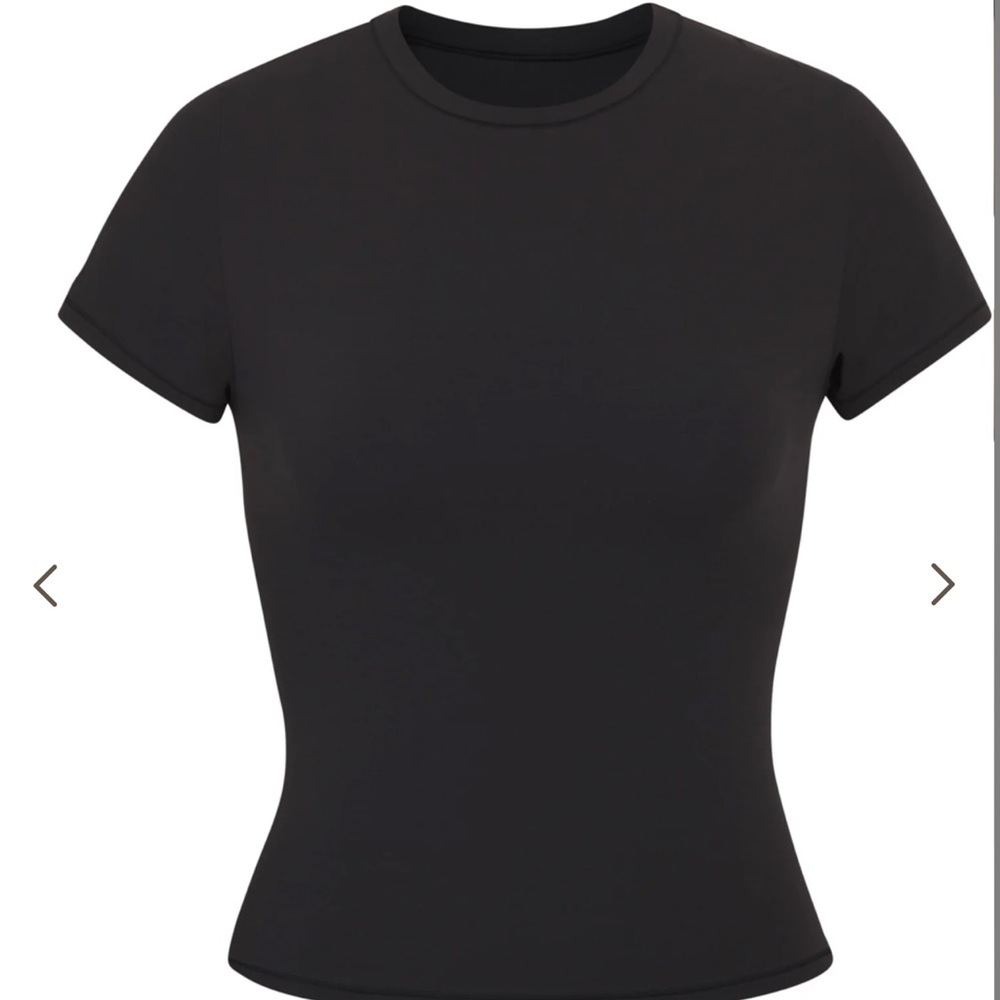 BRAND NEW NWVER WORN SKIMS FITS EVERYBODY T-SHIRT